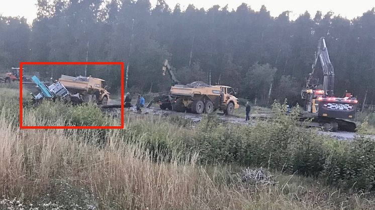 En obekväm bild för kyrkogårdsförvaltningen: Enligt tidplanen skulle två stora reningsdammar redan vara klara här. Men NCC:s jobbstart i augusti började inte bra. En grävmaskin körde ner sig i gyttjan, och först sent på kvällen kunde den dras upp.