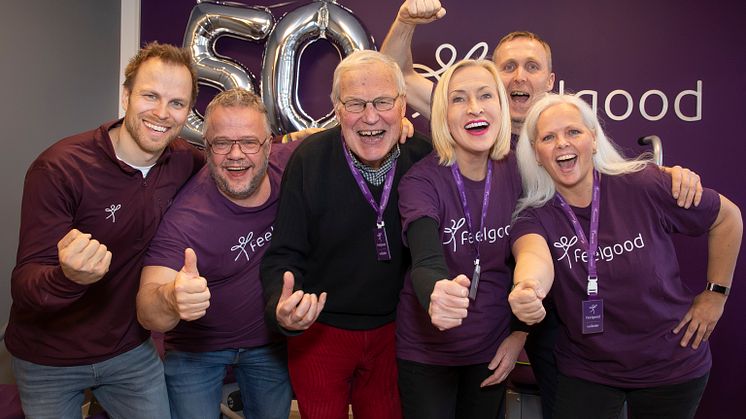 FEIRET FEELGOOD: Fra venstre: Markedssjef Christian Bache, Feelgood-gründer Truls Nebell, Feelgood-ambassadør Arne Scheie og Karen Marie Ellefsen, og Feelgood-eier Nina Friing. Bak: Feelgood-gründer Knut Ole Opland.