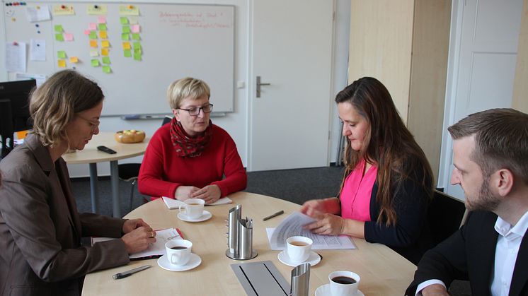 Informationsaustausch: Tina Fischer, TH-Präsidentin Prof. Dr. Ulrike Tippe und Dr. Manja Schüle (v.l.).