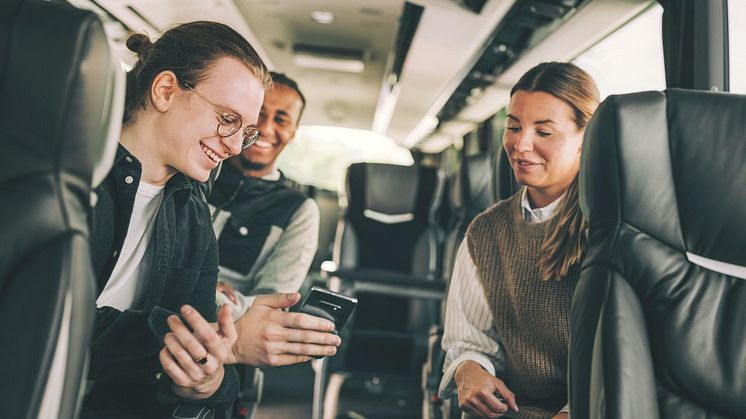 Många barn och unga brukar resa med Vy bus4you under höstlovet då skolorna stänger. 