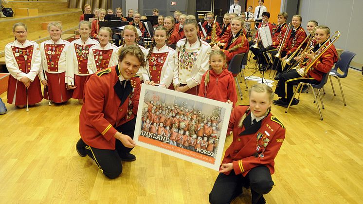 Andreas Tennebø og Ingrid Tønnessen viser fram frimerket med Spjelkavik skolekorps. Foto: Fridgeir Walderhaug
