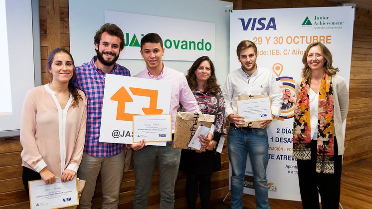 Jóvenes emprendedores diseñan ideas innovadoras para crear la banca del futuro