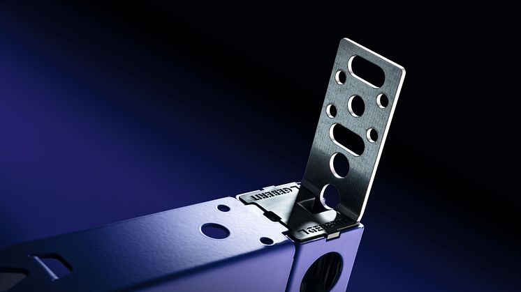 2025 Duofix pull-out side fastening close-up beauty shot.jpg