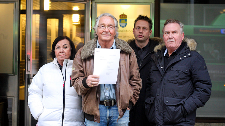 Kampen om bostadsområdet Folkesta i Eskilstuna flyttar in rättssalen. Från vänster: Else-Brith Värlander, Peter Andersson, Peter Andersson och Lars Värlander. Foto: Centrum för rättvisa