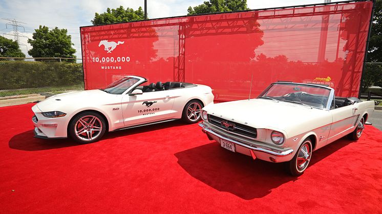 MUSTANG NUMMER 10 000 000: Akkurat som den første Ford Mustangen som ble serieprodusert i 1964 er bil nummer 10 millioner også en hvit kabriolet. 