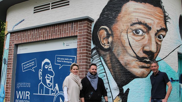Freuen sich über das gelungene Werk (v. l.): Angelika Schomberg, Leiterin Öffentlichkeitsarbeit Westfalen Weser Energie-Gruppe, Künstler Edwin Bormann und Karl Heinz Schäfer, Geschäftsführer Tourist Information Paderborn.