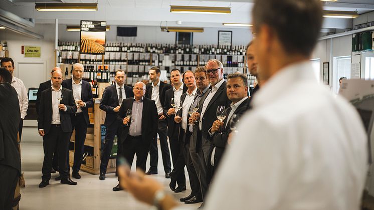 Audi Hørsholm første spadestik - spadestikket blev efterfølgende fejret med champagne og pindemadder ved naboen Philipson Wine
