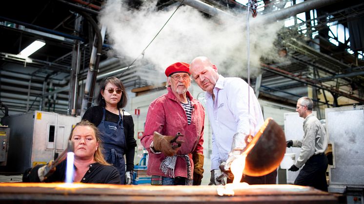 Bertil Vallien arbetar med sitt team i hyttan på Kosta Glasbruk. Det är en demonstration av en sandgjutning som filmas för den virtuella konferensen GAS2020 som skulle ha genomförts på plats i Glasriket i maj 2020. 