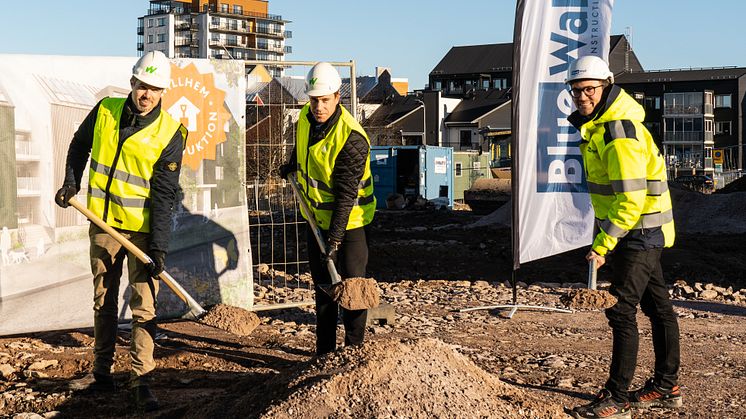 På bilden syns Mikael Möller, projektchef Willhem, Rikard Norström, nyproduktionschef Willhem samt Simon Danell, arbetschef entreprenad på Bluewall Construction.