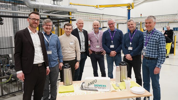 Fra venstre: Peter Bakkeid, Henrik Fongen og Vebjørn Haukaas fra Aneo, Ketil Aagesen fra Siemens Energy, Gunnar Hovland fra Aneo, Kjell Ingvar Ustad, Wiggo Tetlie og Lars Barstad fra Siemens Energy.