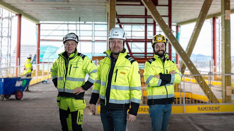 Avdelingsleder for Oslo stillas, Thomas Tangstad (i midten), ser bare fordeler med å ansette fremfor å leie inn montører. Her med Artur Chacia (tv.) og Richard Evensen (th.) 