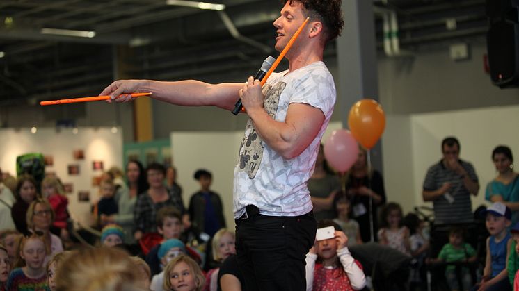 Baby & Barn 2014: Nassim Al Fakir fick både liten som stor att dansa och sjunga med