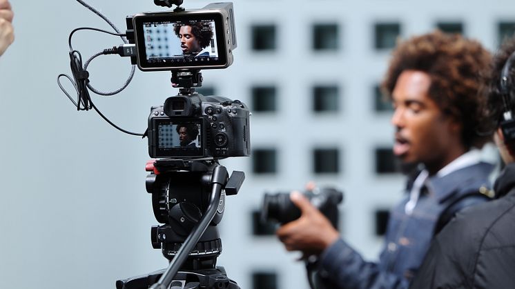 RF 16–28MM F2.8 IS STM_5_B2881_BTS_Lifestyle.JPG