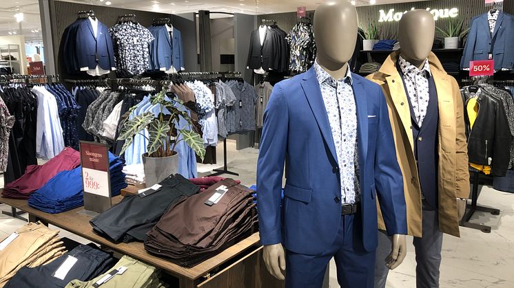 Rikelektro har specialiserat sig på detaljhandeln med kunder som Åhléns, XXL, Gina Tricot, Kicks, Systembolaget, Apoteket Hjärtat och Lloyds Apotek. 