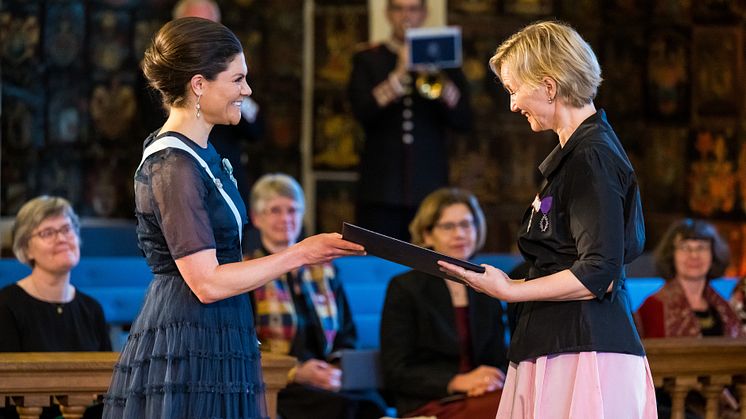 Kronprinsessan Victoria delade ut Gad Rausings pris till Marie-Louise Bech Nosch, Köpenhamns universitet, i samband med Vitterhetsakademiens högtidssammankomst i Riddarhuset under måndagen. Foto: Pelle T Nilsson/SPA.