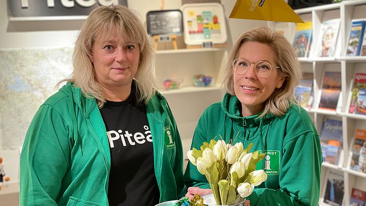 Katarina Johansson och Linda Buska bjuder på fint värdskap åt Turistcenters besökare.       Foto: Sara Holm