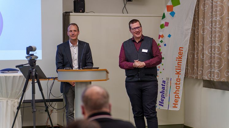 Der Chefarzt der Neurologie in der Hephata-Klinik, Dr. Sven Fuest (rechts), und PD Dr. Christian Roth, Chefarzt der Neurologie des Klinikums Kassel, beim Symposium der Hephata-Klinik. 