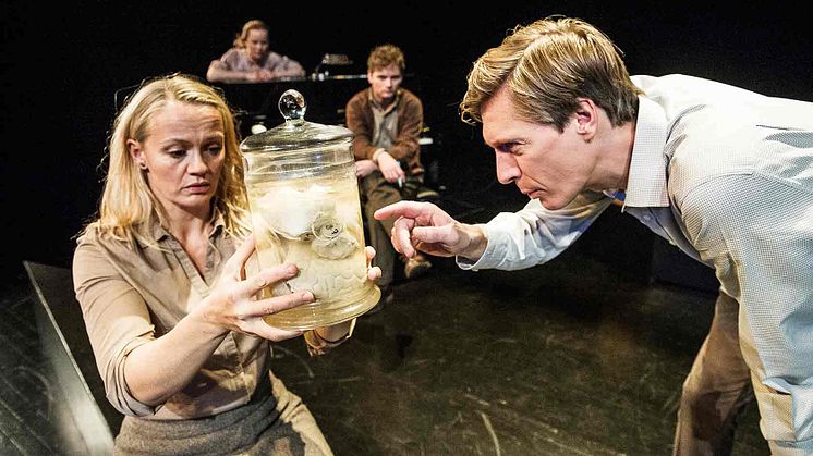 Ellen Birgitte Winther (Evelyn) og Ola G. Furuseth (Thomas Stolz Harvey)  med Albert Einsteins hjerne. Foto: Dag Jenssen.