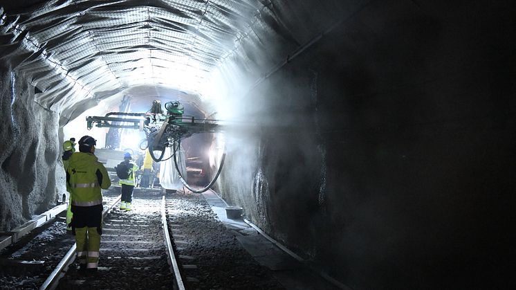 Mer enn 200 sikringsbolter er satt for å sikre fjellet i veggene og taket i T-banetunnelen under Oslo sentrum. Foto: ﻿Jan Rustad/Sporveienn.
