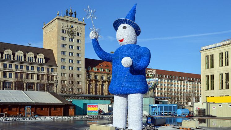 Eiswichtel-Figur auf der zukünftigen Eisbahn