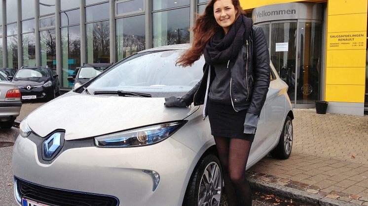 Zoe kører ZOE - Danmarks første med navnet Zoe kører Renaults elbil af samme navn