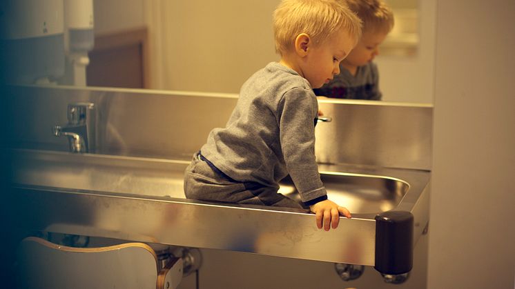 De minste barnas risikolek preges av lek som involverer usikkerhet og utforsking.