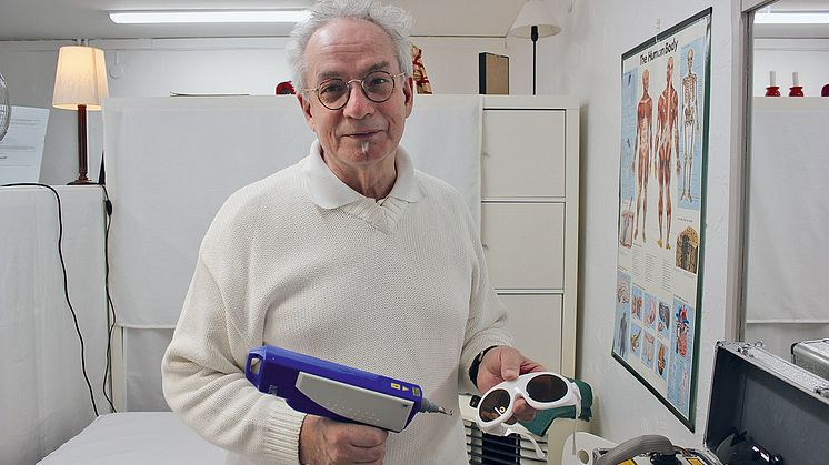Ola Dahlberg med sin lasermaskin och skyddsglasögon.
