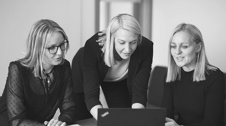 Gruppchef för Konteks supportavdelning Malin Krona (mitten) tillsammans med supportmedarbetarna Emma Simonsson och Cecilia Lagerqvist. Fotograf: Jennie Werther, Condesign Infocom AB