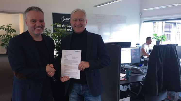 Mats Persson, Symetri og René Mortensen, Ajour med den ny-signerede aftale.