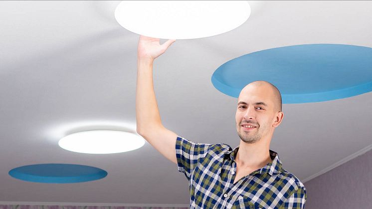 Att byta till LED-lampor är ett tips på hur ditt företag sparar både pengar och miljön.