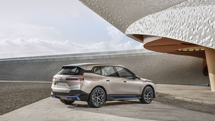BMWiX-1