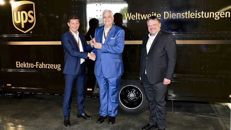 Schlüsselübergabe in Köln: Markus Schell (BPW), Frank Sportolari (UPS), Andreas Rimkus (MdB, Sprecher des Parlamentskreises Elektromobilität). Foto: UPS / Olaf-Wull Nickel