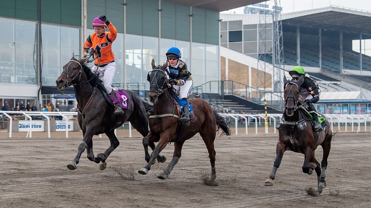 En segergest som betyder mycket. Foto: Mikael Rosenquist, MiRo Media.