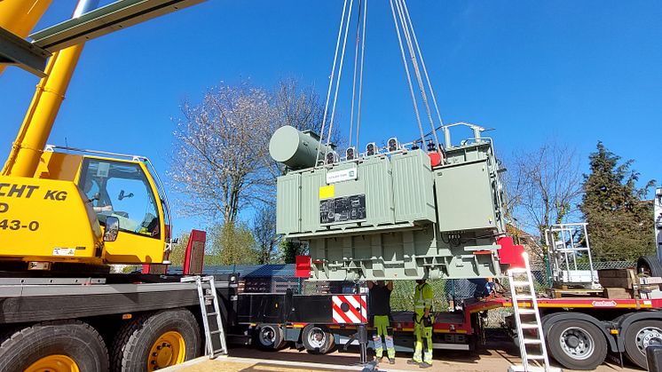 Der zweite Trafo wird auf Schienen an seinen Platz gezogen. 