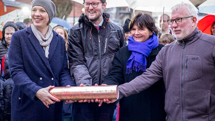 Grundschulleiterin Claudia Hoeschen, Leiter Dr. Peter Rösner, Architektin Brigitte Sunder-Plassmann und Bauunternehmer Dirk Hansen (v.l.n.r.)