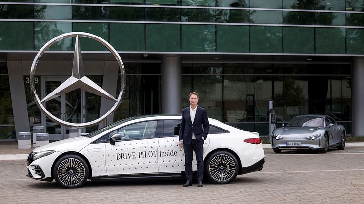 Vi har valt att bli våra egna systemarkitekter genom att skapa ett system som får full tillgång till alla bilens funktioner , säger Mercedes-Benz koncernchef Ola Källenius.