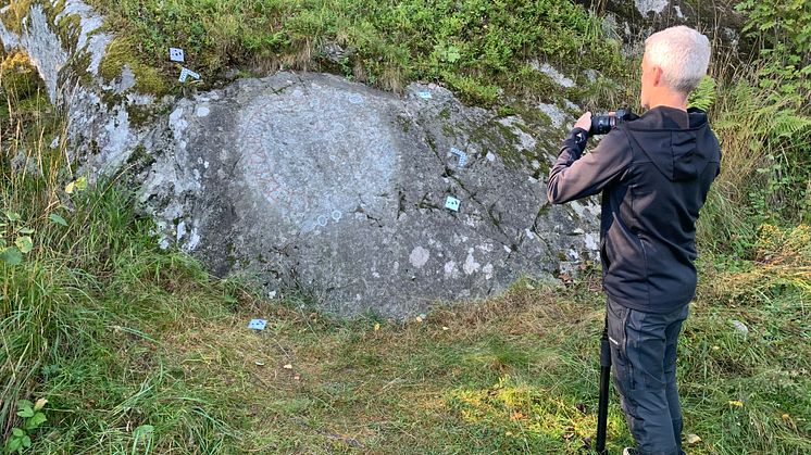 Dokumentation av runhällen i Glömstadalen. Fotograf Daniel Sahlén. 