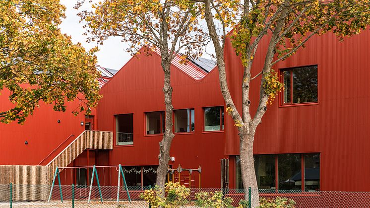 Röd plåt dominerar exteriört byggmaterialet i Mörrums nya F-6 skola med en arkitektur med fokus på hållbarhet och små volymer. Bild: Fojab arkitekter
