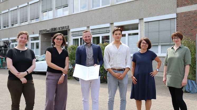 Die Preisträger*innen Sophie Große, Prof.in Dr.in Christine Vogel und Jan-Niclas Peeters (v.l.). Rechts: Mitwirkende des Moduls "Einführung in die Pädagogik der frühen Kindheit": Joshua Grünhagen, Prof.in Dr.in Anke König, Linda Wellmeyer 