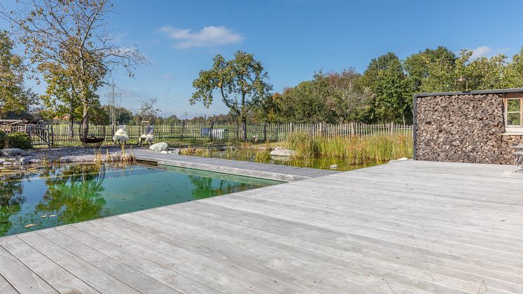 Natur pur: Schwimmdeck aus Kebony