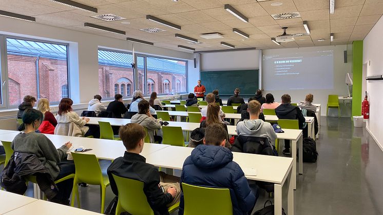 Studienluft schnuppern wollten 2023 bei ausgewählten Formaten der Studienorientierung auf dem Campus der TH Wildau rund 1.700 Studieninteressierte – wie hier Schülerinnen und Schüler beim Fachtag Informatik. (Bild: Mareike Rammelt / TH Wildau)