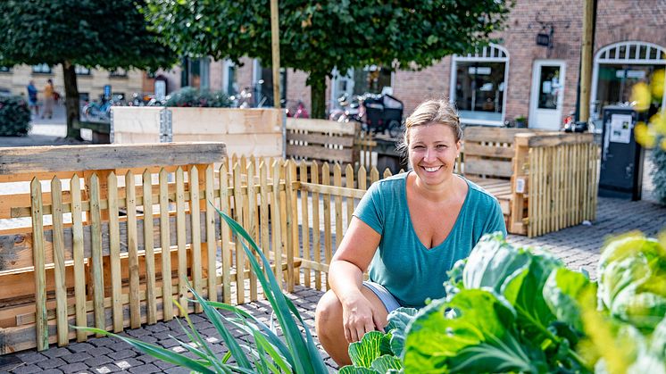 Projektledare Susanne Thorsson bygger upp en miljö på Rådhustorget för att uppmärksamma att Falkenbergs Matdagar inte ställer in utan ställer om. Foto: Caroline Andersson