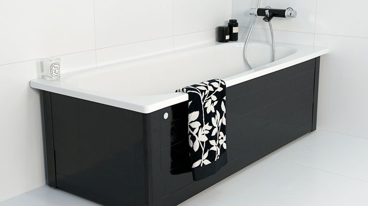 Nyhet i limited edition: Svart badkar med smart vikbar front