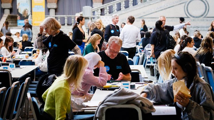 Ungdomar som får hjälp av en mattecoach