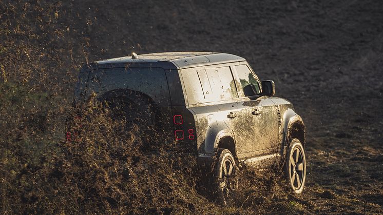 Behind the scenes image of the New Land Rover Defender featured in No Time To Die _03