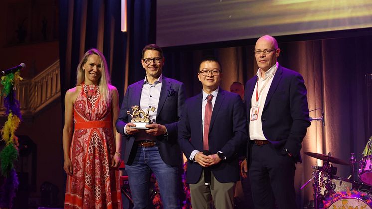Huawei Enterprisen Suomen maajohtaja Ira Keskitalo, Loihde Trustin myyntijohtaja Mika Karpala, Huawei Enterprise Nordicin ratkaisutiimin vetäjä Wang Yang sekä kumpaanuuksista vastaava Hannu Raasakka.