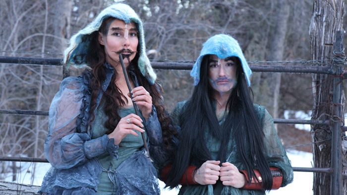 CocoRosie blandar musikalske sjangrar og leikar med både outrerte kostyme og kjøn. No har dei laga musikk til den norrøne mytologien. Foto: CocoRosies mor.