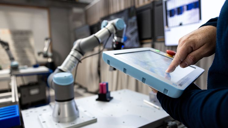 "Forskare vid Högskolan i Skövde har fått fem miljoner från AFA Försäkring för att studera hur människa och robot kan samarbeta för att stärka arbetsmiljö och kompetensutveckling. 