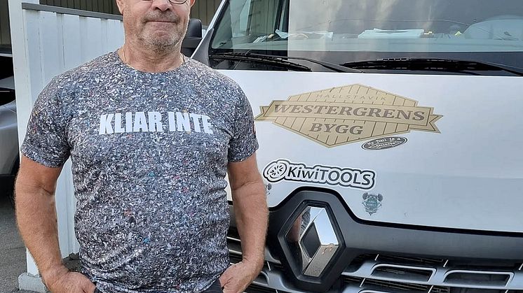 Håkan Westergren på Westergrens Bygg i Hallstavik AB isolerar naturligt och hållbart med svensktillverkad cellulosaisolering.