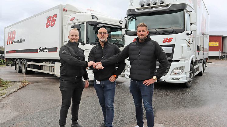 Victor Lundén och Henrik Persson välkomnar Christer "Vezo" Johanson, i mitten, till HP Åkeri.